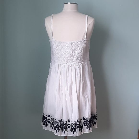 White sundress with embroidery - Picture 3 of 4